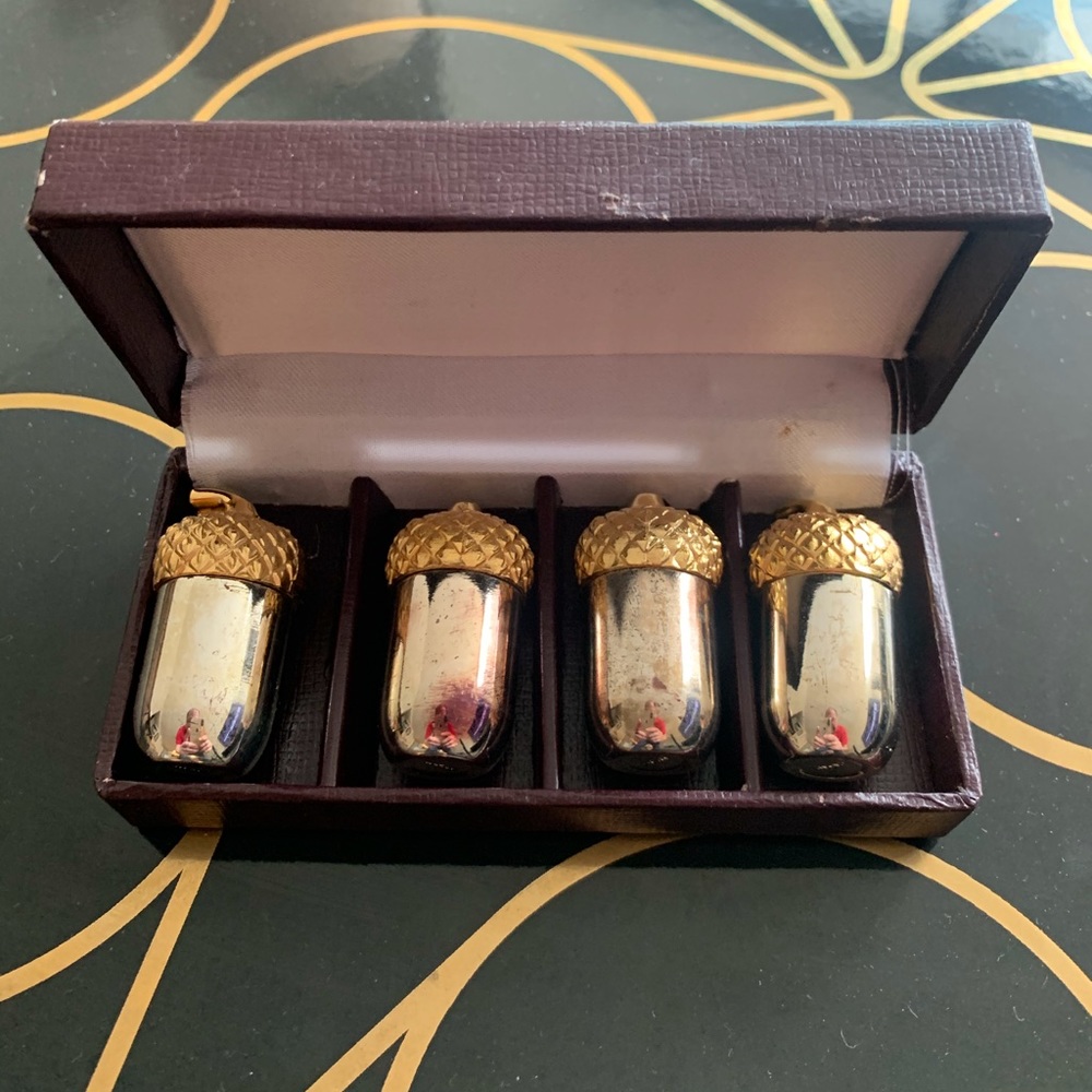 Individual Japanese salt & pepper shakers